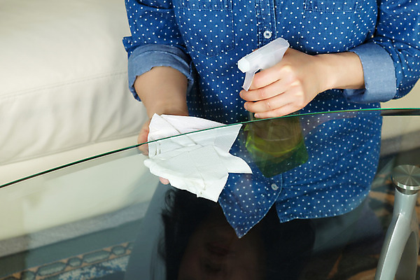 포토 JPG 해외이미지 여자 가사 가정 유리 탁자 주택 실내 관리 사람 사람없음 가로 초록색 소파 장비 업무 액체 위생 상품 플라스틱 오브젝트 분무기 해결 청소부 위생관리 화학물질 해외202004 해외포토 직업 컬러 가구 의자 재질 내부 건물 작업 화학 파일형식 이미지허브