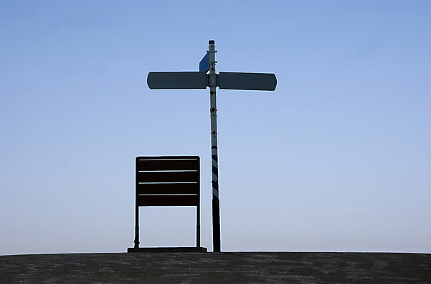 포토 JPG 해외이미지 하늘 화살 풍경 사람없음 파란색 울타리 갈색 검은색 선택 땅 방향 왼쪽 땅바닥 해외202004 해외포토 컬러 컨셉 바닥 담장 파일형식 이미지허브