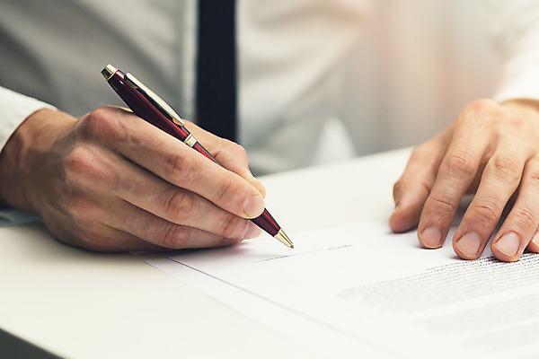 포토 JPG 해외이미지 직업 손 남자 종이 컨셉 셔츠 비즈니스 탁자 넥타이 직장 사람 정장 사람없음 사무실 펜 거래 흰색 기록 비즈니스맨 책상 계약 사인 서식 문서 결재 서명 해외202004 해외포토 잡화 옷 컬러 가구 상의 회사 신체부위 필기구 직장인 파일형식 이미지허브