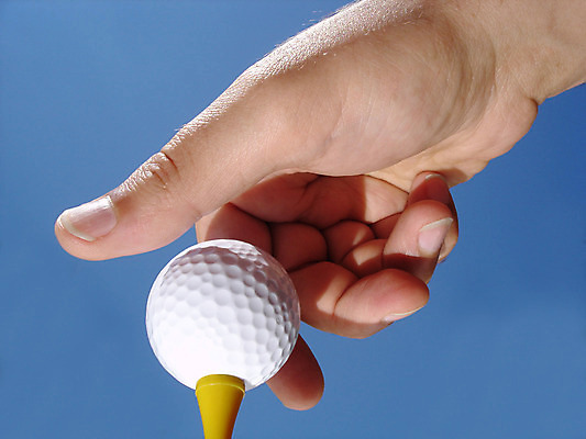 포토 JPG 해외이미지 주간 손 골프 골프장 골프공 근접촬영 야외 신체부위 골프티 해외202004 해외포토 자연요소 뷰포인트 공 스포츠시설 골프용품 사람 구기 파일형식 이미지허브