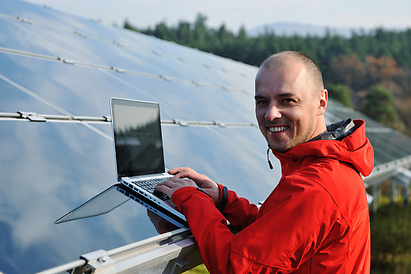 포토 JPG 해외이미지 주간 남자 한명 상반신 성인 야외 옆모습 노트북 타이핑 태양에너지 집열판 성인남자한명만 해외202004 해외포토 자연요소 1 뷰포인트 사람 전자제품 그린에너지 남자한명만 성인남자만 파일형식 이미지허브