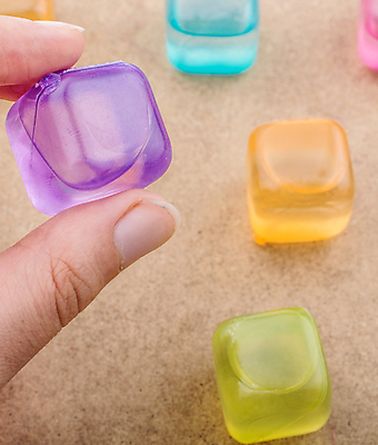 포토 JPG 해외이미지 손 백그라운드 사람없음 물 컬러풀 사각형 얼음 블록 잡기 투명 플라스틱 크리스탈 큐브 오브젝트 정사각형 스타일 해외202004 해외포토 자연요소 도형 컬러 모션 재질 신체부위 광석 파일형식 이미지허브