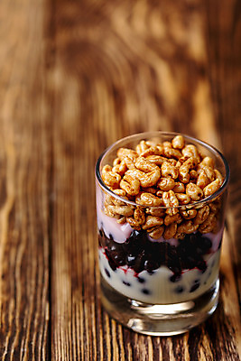 포토 JPG 해외이미지 열매 음식 유리 탁자 디저트 건강 사람없음 목재 숟가락 신선 항아리 달콤 아침식사 낟알 잼 시리얼 유기농 블루베리 꿀 요거트 뮤즐리 핸드메이드 해외202004 해외포토 나무 식물 웰빙 가구 과일 재료 재질 유제품 수저 식사 도자기 소스_음식 맛 파일형식 이미지허브