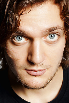 포토 JPG 해외이미지 백인 응시 남자 얼굴 한명 사람 갈색 머리 해외202004 해외포토 서양인 1 시선 컬러 신체부위 파일형식 이미지허브