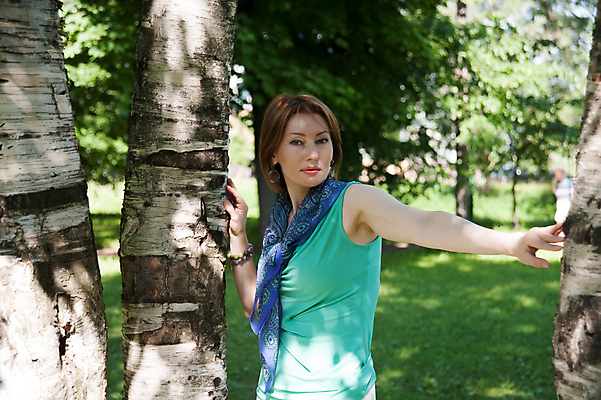 포토 JPG 해외이미지 나무 1 라이프스타일 웰빙 응시 공원 여자 행복 무기 자국 모션 자연 휴식 건강 한명 사람 성인 야외 햇빛 태양 걷기 젖음 중앙 자작나무 유일 해외202004 해외포토 자연요소 식물 시선 공공시설 감정 컨셉 생활 생태계 파일형식 이미지허브