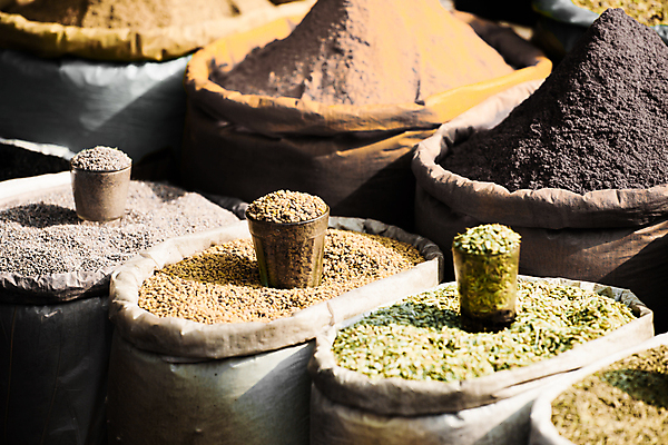 포토 JPG 해외이미지 전통 아시아 문화 패턴 재료 고추 파프리카 건조 건강 마늘 종류 요리 동양인 사람없음 컬러풀 갈색 상점 시장 구매 먹기 허브 향신료 매움 향 후추 카레 생강 모로코 사프란 시나몬 아랍어 이국적 힌두교 해외202004 해외포토 식물 나라 종교 음식 컬러 무늬 채소 모션 아프리카 인종 쇼핑 맛 향미료 파일형식 이미지허브