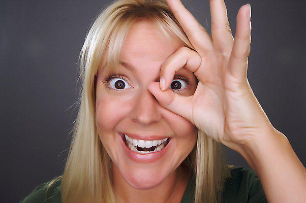 포토 JPG 해외이미지 백인 모델 손 여자 얼굴 포즈 한명 사람 성인 금발 갈색 유행 표현 최고 OK 큼 입술 긍정 해외202004 해외포토 서양인 1 헤어스타일 컬러 컨셉 손짓 신체부위 크기 파일형식 이미지허브