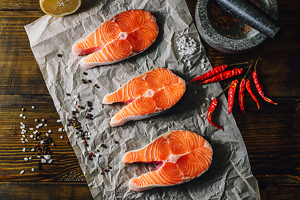 포토 JPG 해외이미지 조각 식재료 고추 단면 사람없음 신선 레몬 날것 소금 연어 절구 절굿공이 통후추 종이호일 생연어 해외포토 채소 과일 어류 도구 후추 파일형식 이미지허브