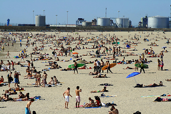 포토 JPG 해외이미지 모래 바다 여행 가족 하늘 휴가 사람 사람없음 파란색 서핑 군중 바쁨 서퍼 해외202004 해외포토 컬러 관계 운동선수 수상스포츠 파일형식 이미지허브