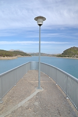 포토 JPG 해외이미지 나무 계절 공원 호수 여행 백그라운드 자연 하늘 산 풍경 사람없음 초록색 물 여름 파란색 강 반사 환경 맑음 침묵 봄 거울 흰색 시골 연못 스페인 장면 수평선 해외202004 해외포토 자연요소 식물 공공시설 유럽 컬러 날씨 소리 생태계 파일형식 이미지허브