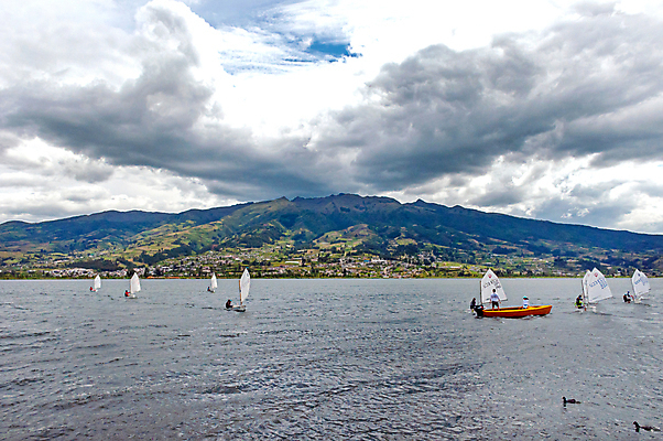 포토 JPG 해외이미지 나무 식물 구름 전통 호수 스포츠 여행 요트 자연 하늘 산 사람 풍경 사람없음 야외 가로 초록색 물 파란색 빛 컬러풀 환경 침묵 시골 보트 남아메리카 원주민 돛 화산 장면 에콰도르 흐림 웅장함 해외202004 해외포토 자연요소 컬러 배_교통 날씨 아메리카 소리 아프리카인 생태계 파일형식 이미지허브