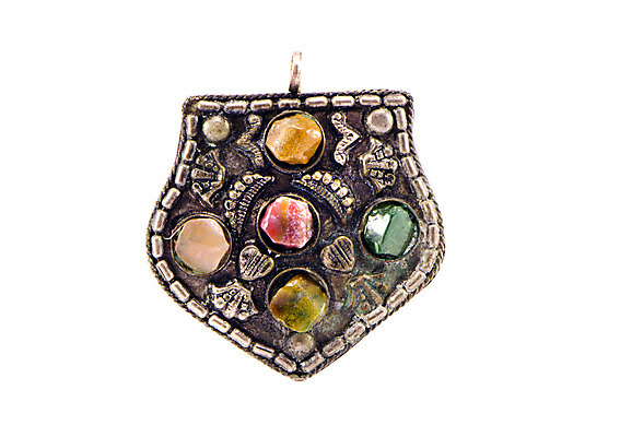 포토 JPG 해외이미지 디자인 여자 아시아 문화 목걸이 미술 사람없음 장식 빨간색 초록색 노란색 유행 금속 회색 수확 바위 흰색 행운 고급 보석 인도인 심볼 오브젝트 수공예 고립 부적 옛날 팬던트 핸드메이드 해외202004 해외포토 외국인 나라 컬러 컨셉 농업 장신구 재질 문화예술 사람 동양인 돌_바위 광석 공예 파일형식 이미지허브