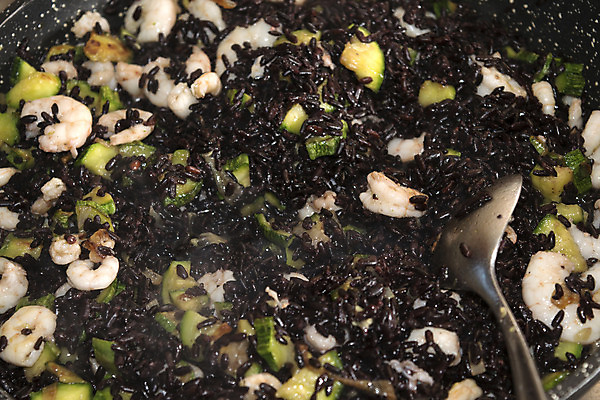 포토 JPG 해외이미지 접시 밥 새우 어류 사람없음 검은색 샐러드 추위 혼합 강의 허브 해산물 서빙 레시피 금성 섞기 주키니 해외202004 해외포토 식물 식기 음식 컬러 갑각류 수중동물 행성 파일형식 이미지허브