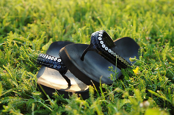 포토 JPG 해외이미지 여자 신발 맨발 자연 휴식 슬리퍼 사람없음 야외 초록색 여름 햇빛 소풍 평화 맑음 일몰 시간 샌들 강렬 구성 벌거벗은 해외202004 해외포토 계절 컬러 컨셉 발 날씨 사람 태양 야외활동 노을 생태계 파일형식 이미지허브