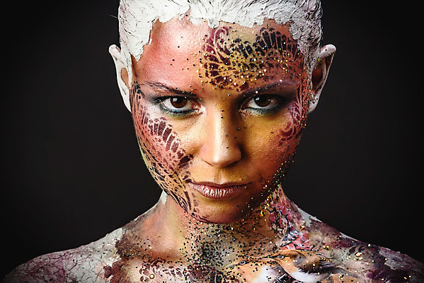 포토 JPG 해외이미지 모델 디자인 여자 감정 얼굴 패턴 조류 동화 한명 사람 유행 페인트 화장품 덮개 점 화려 우아함 신비 속눈썹 피부 깃털 그림 광택 공상 내추럴 도발 바디페인팅 지휘대 해외202004 해외포토 동물 1 컨셉 무늬 신체부위 뷰티 뚜껑 눈썹 파일형식 이미지허브