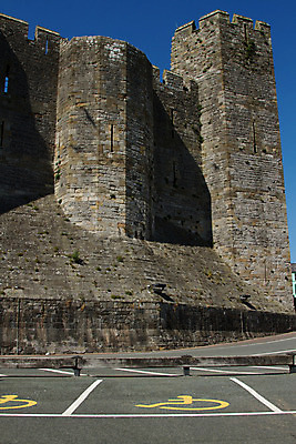 포토 JPG 해외이미지 벽 건축양식 하늘 사람없음 파란색 탑 바위 주차 장애인 심볼 사인 파멸 해외202004 해외포토 건축물 건축 컬러 컨셉 돌_바위 장애 파일형식 소멸 이미지허브