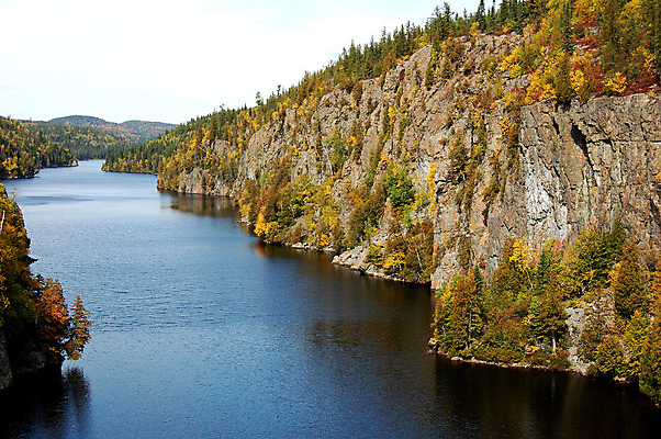 포토 JPG 해외이미지 나무 계절 호수 잎 자연 풍경 사람없음 야외 빨간색 초록색 물 강 노란색 가을 개울 숲 장면 해외202004 해외포토 자연요소 식물 컬러 생태계 파일형식 이미지허브