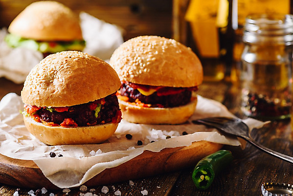 포토 JPG 해외이미지 포크 고추 유리병 패스트푸드 실내 사람없음 아웃포커스 햄버거 소금 나무도마 수제햄버거 통후추 종이호일 해외202004 해외포토 식기 채소 병_용기 도마 촬영기법 내부 목재 인스턴트 후추 파일형식 이미지허브