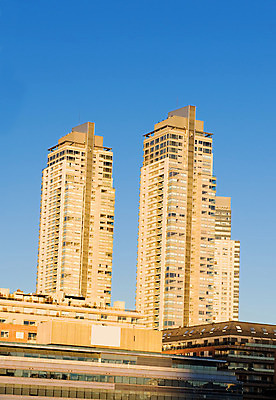 포토 JPG 해외이미지 여행 2 회사 비즈니스 건축양식 교실 하늘 아파트 사람없음 건물 파란색 도시풍경 탑 발코니 도시 센터 남아메리카 고급 도심 라틴아메리카 타운 이웃 아르헨티나 다락방 부에노스아이레스 해외202004 해외포토 건축물 교육 건축 컬러 컨셉 학교 주택 아메리카 풍경 파일형식 이미지허브