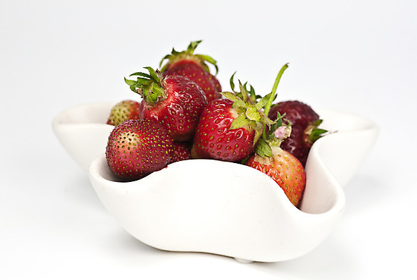 포토 JPG 해외이미지 1 열매 음식 잎 과일 딸기 디저트 건강 사람없음 빨간색 초록색 빛 흰색 신선 사발 달콤 맛 싱글 상쾌 유기농 생태계 날것 내추럴 강렬 고립 숙성 해외202004 해외포토 식물 웰빙 감정 컬러 컨셉 사기그릇 파일형식 이미지허브