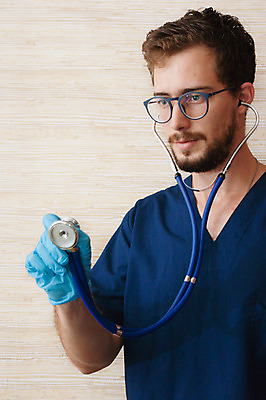 포토 JPG 해외이미지 스튜디오촬영 백인 직업 라이프스타일 응시 남자 행복 중년 유니폼 청진기 청소년 실내 병원 한명 서기 사람 아웃포커스 약 건강관리 의사 잡기 실험복 작업 전문직 흰배경 돌봄 남자한명만 카피스페이스 해외202004 해외포토 서양인 1 시선 옷 감정 백그라운드 의학 의료기기 모션 촬영기법 건강 관리 성인 내부 생활 공백 의료진 흰색 가운 남자만 파일형식 이미지허브