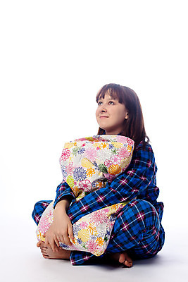 포토 JPG 해외이미지 백인 옷 베개 한명 앉기 세로 파란색 갈색 침실 흰색 부드러움 고립 해외202004 해외포토 서양인 1 컬러 침구 모션 사람 감각 파일형식 이미지허브