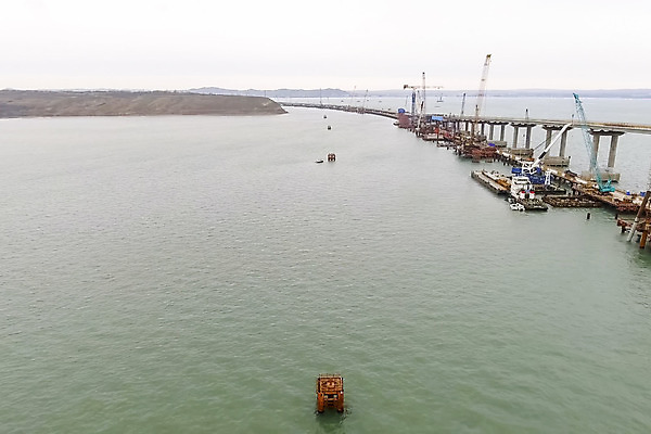 포토 JPG 해외이미지 디자인 산업 도로 바다 건축양식 교통시설 하늘 사람없음 건물 검은색 기계 장비 기둥 헬리콥터 석유 정상 연결 땅 기중기 시설 아치 날것 러시아 무거움 공학 단상 유지 조립 러시아인 채용 철강 콘크리트 해외202004 해외포토 서양인 건축물 교육 건축 유럽 길 컬러 교통 비즈니스 비행기 중장비 무게 파일형식 이미지허브
