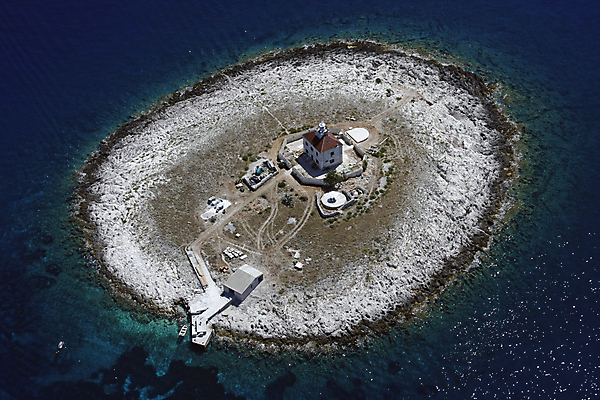 포토 JPG 해외이미지 유럽 바다 섬 여행 건축양식 자연 하늘 휴가 비행기 등대 안테나 풍경 사람없음 물 여름 파란색 바위 보트 포트 크로아티아 달마시안 옛날 해외202004 해외포토 자연요소 계절 건축 나라 컬러 배_교통 통신 항공교통 대중교통 돌_바위 개 생태계 파일형식 이미지허브