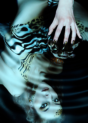 포토 JPG 해외이미지 모델 파도 한명 물 반사 유행 검은색 고양이 거울 터치 화려 손톱관리 손톱 표범 가면무도회 바디페인팅 발톱 스타일 포트폴리오 해외202004 해외포토 자연요소 1 손 바다 컬러 컨셉 포유류 발 사람 반려동물 네일아트 무도회 파일형식 이미지허브