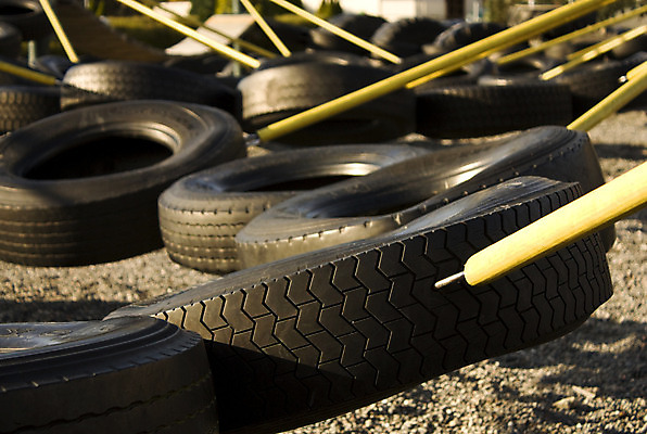 포토 JPG 해외이미지 놀이 사람없음 노란색 검은색 원형 놀이터 큼 그네 타이어 해외202004 해외포토 도형 컬러 크기 파일형식 이미지허브