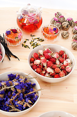 포토 JPG 해외이미지 꽃잎 실내 사람없음 찻잔 찻주전자 찻잎 꽃차 나무배경 해외202004 공예차 해외포토 꽃 백그라운드 주전자 잔 내부 차_음료 파일형식 이미지허브