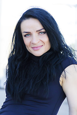 포토 JPG 해외이미지 백인 1 여자 유럽 갈색머리 한명 검은색 흰색 해외202004 해외포토 서양인 헤어스타일 나라 컬러 사람 파일형식 이미지허브