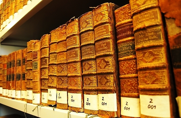 포토 JPG 해외이미지 손 교육 학교 책장 선반 사람없음 책 수확 골동품 역사 클래식 도서관 읽기 대학교 복고 법 과거 먼지 그런지 백과사전 보관소 옛날 해외202004 해외포토 가구 컨셉 농업 모션 신체부위 저장 사전 파일형식 이미지허브