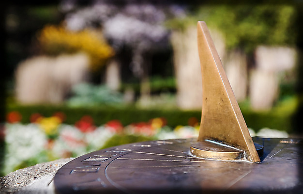 포토 JPG 해외이미지 공원 시계 과학 백그라운드 컨셉 날씨 미술 풍경 사람없음 초록색 여름 태양 금속 정원 맑음 침묵 봄 수확 골동품 시골 시간 계산 역사 철 손목시계 묘사 측정 오브젝트 부식 복고 청동 북쪽 다이얼 계량기 타이머 물리학 분 옛날 해외202004 해외포토 자연요소 계절 공공시설 교육 컬러 농업 장신구 재질 문화예술 소리 방향 물리 파일형식 이미지허브