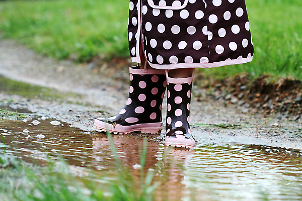 포토 JPG 해외이미지 여자 어린이 분홍색 장난 자연 놀이 부츠 한명 서기 소녀 야외 물 갈색 사진촬영 봄 재킷 젖음 점 지저분함 작음 그림 웅덩이 진흙 혼자 스플래쉬 해외202004 해외포토 자연요소 1 계절 컬러 신발 모션 사람 촬영 외투 감각 크기 생태계 파일형식 이미지허브