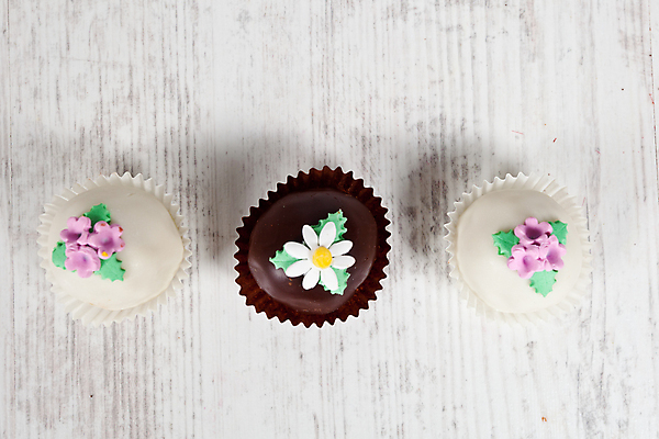 포토 JPG 해외이미지 음식 백그라운드 다이어트 디저트 사람없음 장식 케이크 초콜릿 흰색 달콤 컵케이크 칼로리 해외202004 해외포토 컬러 건강 맛 파일형식 이미지허브