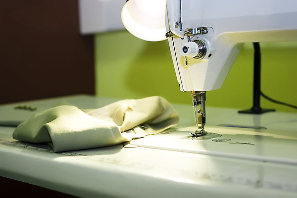 포토 JPG 해외이미지 모델 손 드레스 옷 산업 줄 패턴 손가락 공장 주택 자 손잡이 사람없음 내부 유행 기계 장비 엄지손가락 공구 직물 업무 커튼 실 수리 제조 바느질 디자이너 자르기 측정 실타래 재단 직진 퀼트 핸드메이드 해외202004 해외포토 직업 무늬 공업 모션 문구용품 건물 신체부위 도구 작업 파일형식 이미지허브