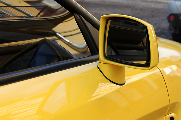 포토 JPG 해외이미지 교통시설 자동차 거리 사람없음 뒷모습 반사 노란색 거울 닫기 해외202004 해외포토 육상교통 뷰포인트 컬러 교통 모션 시설 파일형식 이미지허브