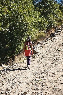 포토 JPG 해외이미지 백인 라이프스타일 여자 유럽 길 스포츠 여행 가방 배낭 자국 자연 휴가 산 한명 풍경 성인 야외 빨간색 초록색 계곡 산책 트래킹 하이킹 자유 바위 흰색 시골 스페인 모험가 언덕 선로 캡모자 혼자 해외202004 해외포토 서양인 모자_잡화 1 잡화 나라 컬러 컨셉 레저 휴식 사람 생활 돌_바위 생태계 파일형식 이미지허브
