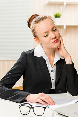 포토 JPG 해외이미지 백인 직업 1 라이프스타일 응시 여자 행복 안경 비즈니스 탁자 성공 노동자 직장 실내 한명 사람 앉기 정장 성인 내부 노트북 컴퓨터 사무실 업무 작업 비즈니스우먼 자신감 종업원 책상 경영자 비서 경영 회계사 해외202004 해외포토 서양인 시선 잡화 옷 감정 가구 컨셉 회사 모션 생활 전자제품 직장인 리더 파일형식 이미지허브