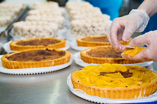 포토 JPG 해외이미지 손 음식 과일 디저트 사람없음 장식 케이크 주방 식당 요리사 빵집 작업 달콤 굽기 계산대 준비 만들기 페스츄리 해외202004 해외포토 직업 빵 모션 신체부위 상점 맛 구이 파일형식 이미지허브