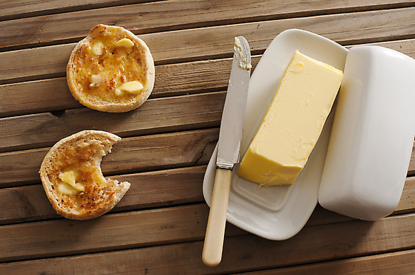 포토 JPG 해외이미지 전통 영어 음식 빵 탁자 사람없음 목재 신선 칼 아침식사 밀 굽기 만취 머리위 버터 토막 해외202004 해외포토 나무 문자 가구 재료 곡류 식사 구이 술취함 파일형식 이미지허브