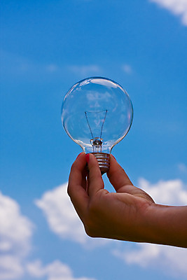 포토 JPG 해외이미지 구름 전구 자연 유리 하늘 관리 사람없음 파란색 빛 환경 힘 에너지 램프 잡기 에코 생태계 생태학 해외202004 해외포토 자연요소 교육 컬러 모션 재질 조명 파일형식 이미지허브