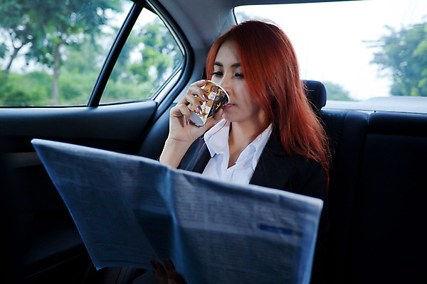 포토 JPG 해외이미지 여자 도로 커피 음료 음식 여행 비즈니스 교통시설 자동차 한명 사람 동양인 성인 컵 스마트폰 운전 머그컵 업무 비즈니스우먼 뜨거움 운전사 신문 차 사건 먹기 바쁨 자동 해외202004 해외포토 직업 1 식기 길 육상교통 교통 모션 인종 간행물 핸드폰 스마트기기 작업 직장인 뉴스 시설 파일형식 이미지허브