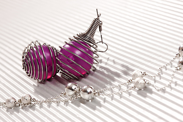 포토 JPG 해외이미지 여자 가방 목걸이 장신구 발렌타인데이 선물 사람없음 장식 상자 유행 흰색 화려 은색 오브젝트 해외202004 해외포토 잡화 컬러 컨셉 데이이벤트 사람 파일형식 이미지허브