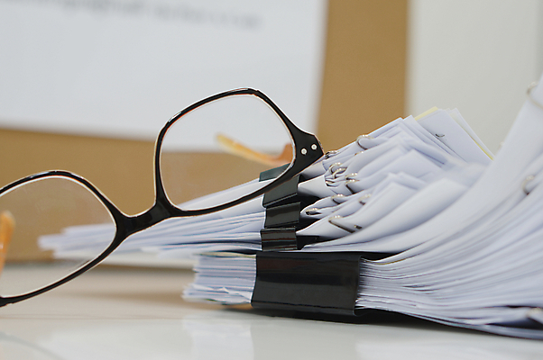 포토 JPG 해외이미지 직업 디자인 교육 종이 안경 백그라운드 컨셉 비즈니스 탁자 문구용품 직장 사람없음 금융 스터디 사무실 독서 쌓기 우주 쪽지 자료 장비 정보 흰색 업무 메시지 재산 끝 계획 작가 책상 분석 오브젝트 보고서 파일 투자 클립 페이지 시트 회계 조언 해외202004 해외포토 잡화 컬러 가구 회사 모션 경제 학습 작업 파일형식 이미지허브