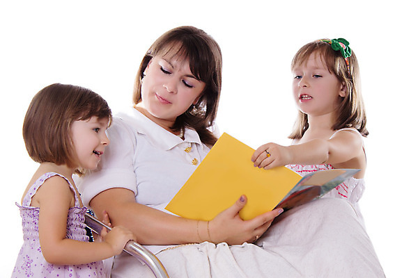 포토 JPG 해외이미지 백인 라이프스타일 여자 교육 딸 행복 어린이 음식 백그라운드 2 가족 엄마 주택 함께함 3 사랑 미소 사람 성인 책 세명 독서 기쁨 듣기 흰색 가리킴 5 보여주기 고립 해외202004 해외포토 서양인 감정 컬러 컨셉 관계 모션 표정 손짓 건물 생활 숫자 파일형식 이미지허브