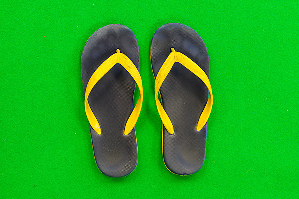포토 JPG 해외이미지 디자인 옷 여행 백그라운드 신발 휴가 휴식 슬리퍼 사람없음 초록색 여름 노란색 유행 검은색 쌍 샌들 오브젝트 고무 해외202004 해외포토 계절 컬러 컨셉 파일형식 이미지허브