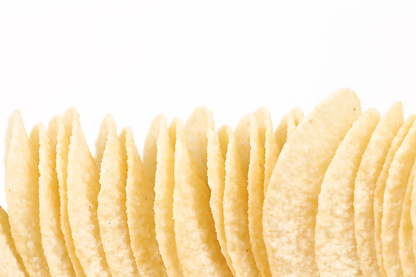 포토 JPG 해외이미지 실내 근접촬영 사람없음 흰배경 일렬 감자칩 해외202004 해외포토 뷰포인트 백그라운드 내부 과자 흰색 칩_음식 파일형식 이미지허브