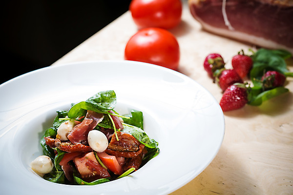 포토 JPG 해외이미지 전통 접시 열매 음식 잎 채소 과일 딸기 치즈 육류 사람없음 빨간색 초록색 컬러풀 식사 샐러드 흰색 신선 민트 허브 슬라이스 후추 바질 블랙베리 훈제 루꼴라 핸드메이드 해외202004 해외포토 식물 식기 컬러 식재료 유제품 향신료 파일형식 이미지허브